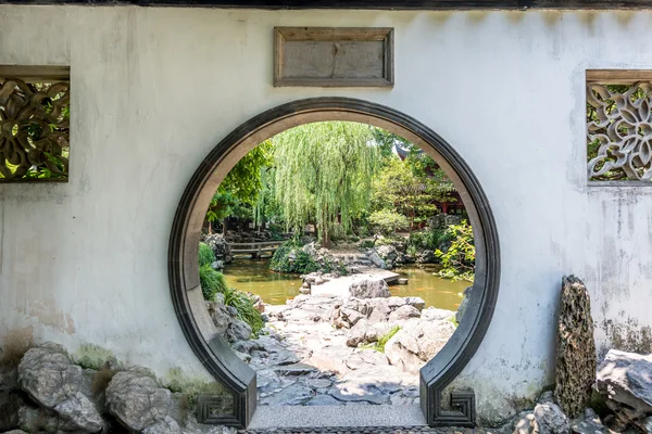 Traditionele Chinese tuin witte ronde ingang. Yuyuan Chinees — Stockfoto