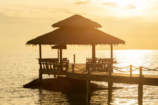 Concepto de verano, viajes, vacaciones y vacaciones - Muelle de madera betwe —  Fotos de Stock