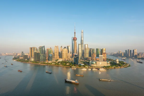 Shanghai skyline vista panorâmica ao longo do rio Huangpu em Xangai , — Fotografia de Stock