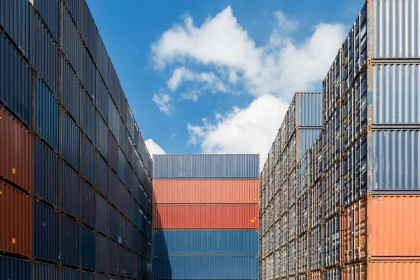 Stapel vrachtcontainers bij de haven gebruiken voor het importeren, exporteren van een — Stockfoto