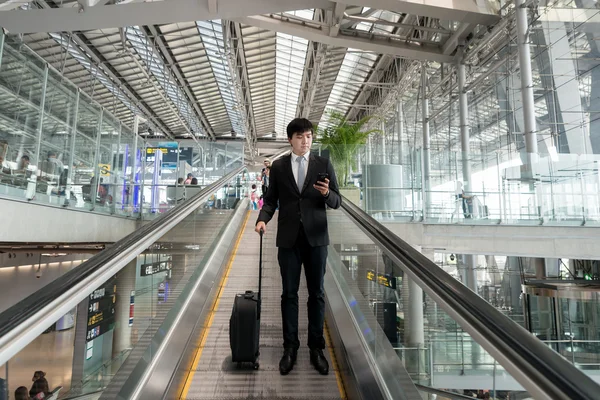 ビジネス旅行のコンセプト - 荷物を持つ若いアジアのビジネスマン — ストック写真