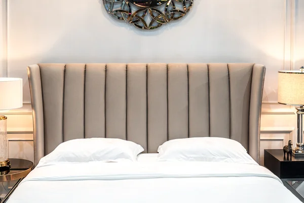 Интерьер роскошной спальни в доме или отеле с lamp.Interi — стоковое фото