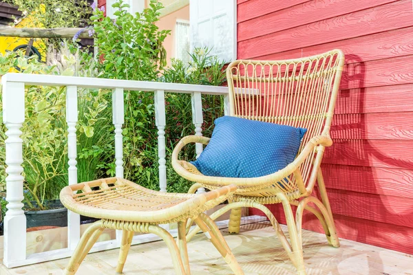 Güzel rattan tablo ve c ile evde açık veranda oturma alanı — Stok fotoğraf