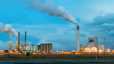 Rotterdam, Hollanda petrol rafineri sanayi gece. Pollut