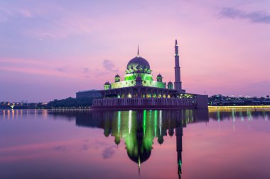 Putrajaya Camii sunsire Kuala Lumpur, Malezya arasında. Pembe