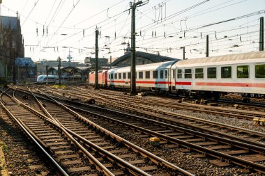 Demiryolu tren yolu büyük bir Avrupa tren istasyonu günbatımında. 
