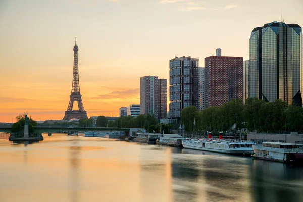 Torre Eiffel y horizonte de París con rascacielos a lo largo del río Sena —  Fotos de Stock