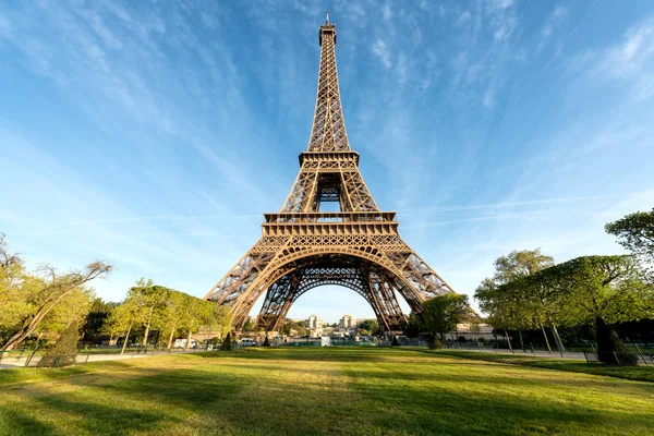 Eiffeltoren op moment van de ochtend in Parijs, Frankrijk. Eiffeltoren is f — Stockfoto