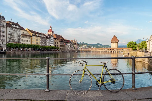 Bicicletta nel centro storico di Lucerna con la famosa Cappella Fr. — Foto Stock