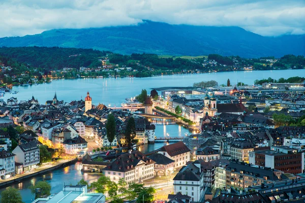 Veduta aerea della città vecchia di Lucerna, ponte della cappella in legno, pietra — Foto Stock