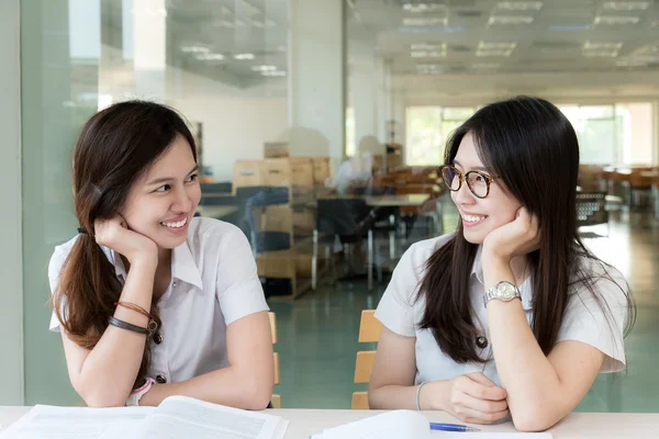 Dois estudantes asiáticos em estudo uniforme em sala de aula. Estudante asiático — Fotografia de Stock