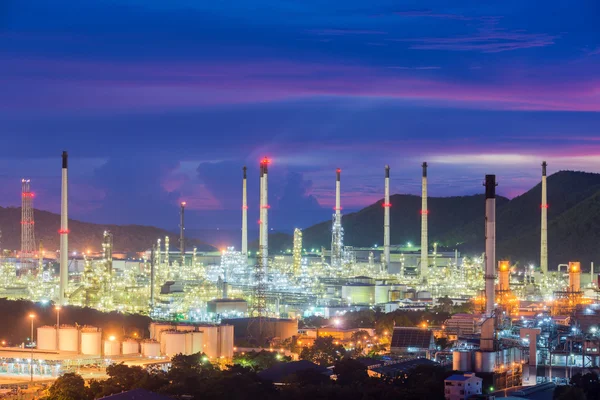 Paisaje de la industria de refinería de petróleo o de la industria del petróleo con oi —  Fotos de Stock