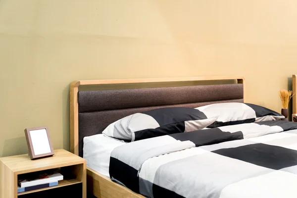 Шахове ліжко з подушкою і полицею в сучасній спальні — стокове фото