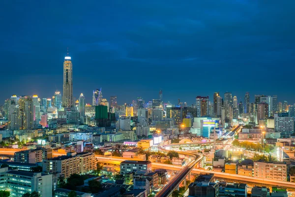 De skyline van de stad van Bangkok en Bangkok wolkenkrabbers bouwen nachts ik — Stockfoto