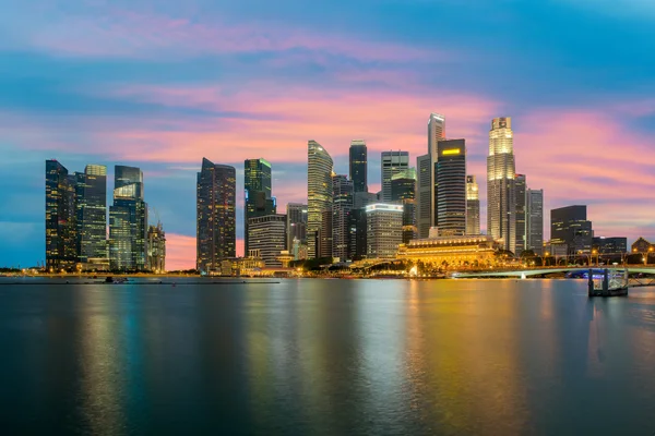 Singapore skyscraper gebouw op Marina Bay in nacht, Singapore. — Stockfoto