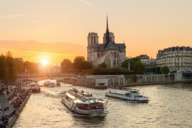 Notre Dame de Paris Katedrali ile Seine nehir gemisi