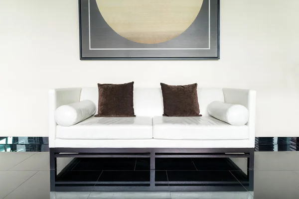 Sofá de cuero blanco y almohada marrón en salón en la sala de estar en —  Fotos de Stock