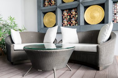 Oturma odasında Lounge'da Lounge deri kanepe ve beyaz yastık