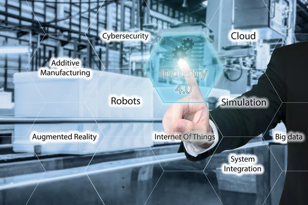 Hombre de negocios tocar industria 4.0 icono en la interfaz virtual scr — Foto de Stock