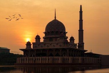 Kuala Lumpur gün doğumu sırasında Putrajaya Camii, Malezya. 