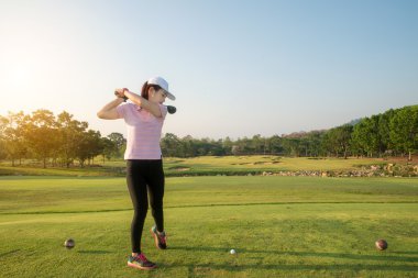 Asyalı kadın golf yaz aylarında süpürme golf sahası vurdu. Golf spo