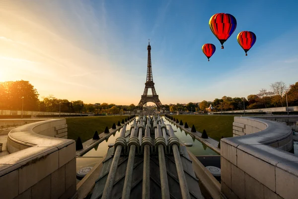 Zonsopgang in de Eiffeltoren in Parijs, Frankrijk. Eiffeltoren is beroemd — Stockfoto