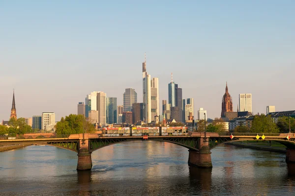 Straßenbahn mit Frankfurter Skyline am Morgen in Frankfurt, — Stockfoto