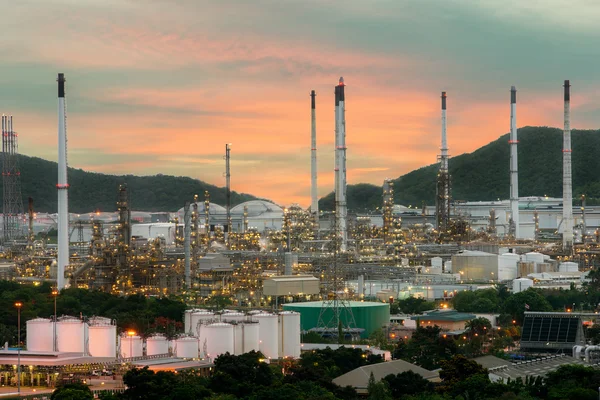 Paisaje de la industria de la refinería de petróleo con tanque de almacenamiento de petróleo —  Fotos de Stock