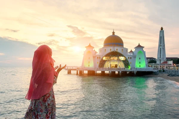 Malacka sundet moskén med Muslim be i Malaysia. Malaysiska m — Stockfoto