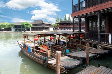 Çin geleneksel turistik gemilerde Shanghai Zhujiajiao Kanallar