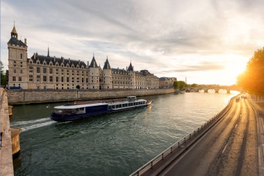 Tekne Turu Seine Nehri üzerinde Paris'te gün batımı ile. Paris, Fransa