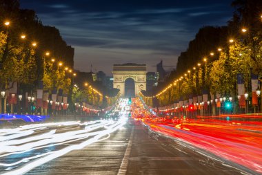 Gün batımında Arc de triomphe Paris şehri, Fransa. Champs Elysees str