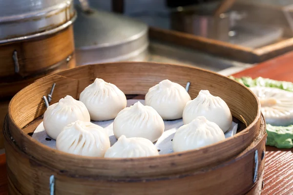 Pan al vapor de comida china en canasta de bambú en el mercado de alimentos, Shangh —  Fotos de Stock