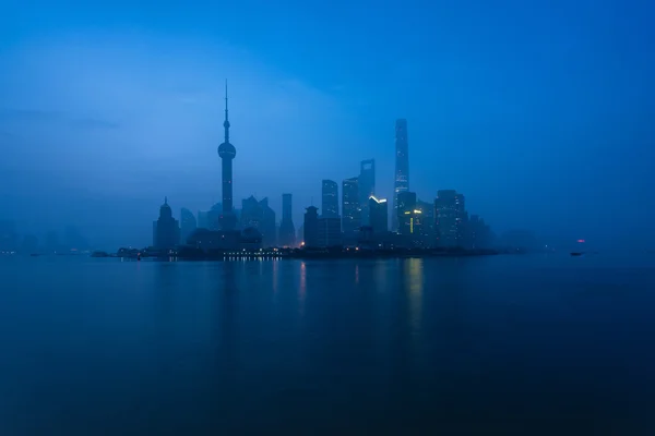 Shanghai Stadt am Morgen bei nebligem Tag in shanghai, China. — Stockfoto