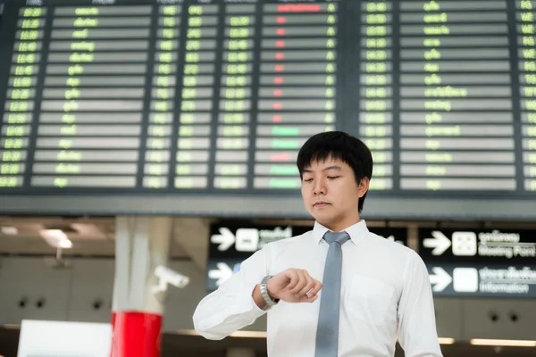 공항 앞에 그의 시계를 보면 아시아 젊은 사업가 — 스톡 사진