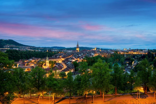 Bern şehir manzarası ile dramatik bir gök Bern, İsviçre — Stok fotoğraf