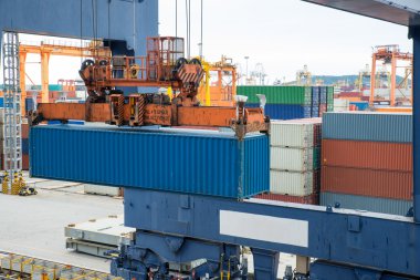 Yük konteyner kutu kargo yük gemi büyük vinç ile bizi