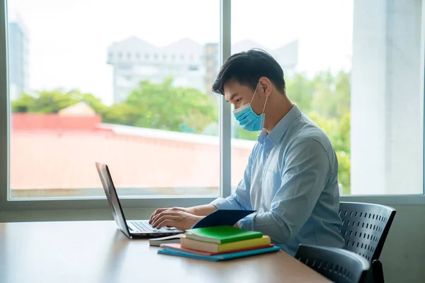 Asiatischer Student Der Eine Medizinische Gesichtsschutzmaske Trägt Sich Vor Viruserkrankungen — Stockfoto