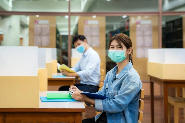 Zwei Asiatische Universitätsstudenten Tragen Gesichtsmaske Und Sitzen Und Lächeln Der — Stockfoto