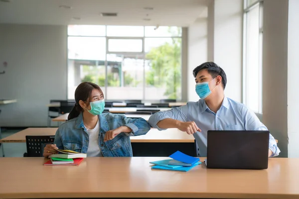 Zwei Asiatische Studenten Mit Gesichtsmaske Zurück Der Schule Treffen Und — Stockfoto