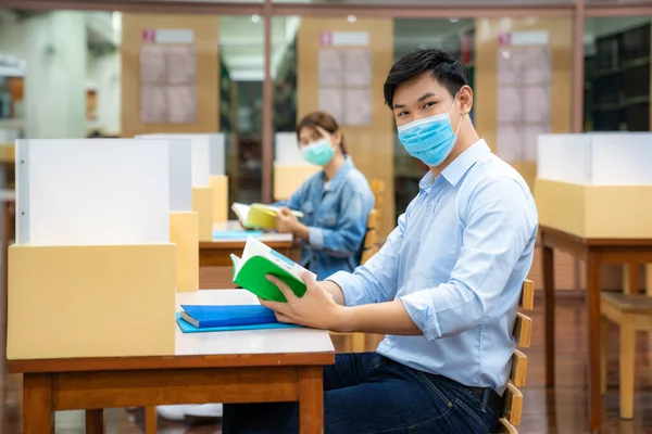 Zwei Asiatische Universitätsstudenten Tragen Gesichtsmaske Und Sitzen Und Lächeln Der — Stockfoto