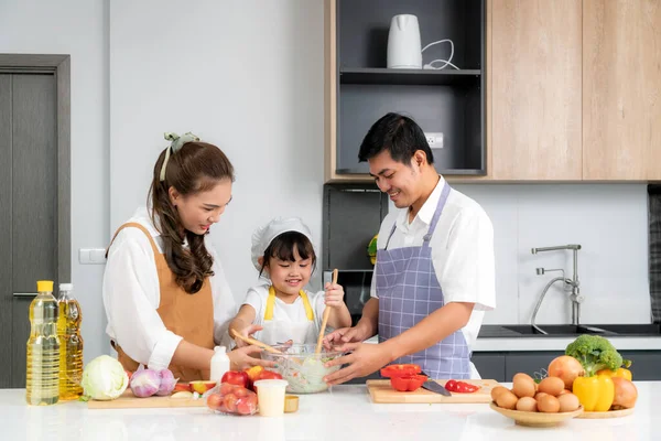 Joven Asiática Amor Familia Están Preparando Ensalada Vegetal Mesa Cocina — Foto de Stock