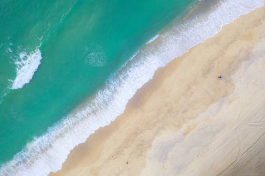 Phuket, Tayland 'da turkuaz su bulunan çarpıcı bir deniz manzarasının insansız hava aracı görüntüsü.