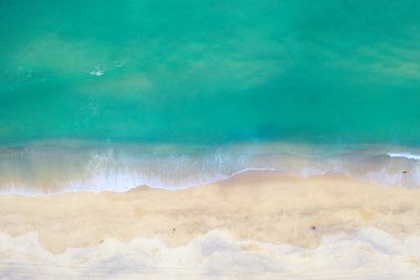 Phuket, Tayland 'da turkuaz su bulunan çarpıcı bir deniz manzarasının insansız hava aracı görüntüsü.