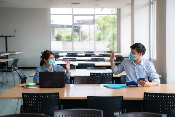 Два Азиатских Студента Университета Маске Школьной Встрече Приветствуя Друга Сказать — стоковое фото