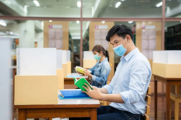 Zwei Asiatische Universitätsstudenten Tragen Mundschutz Und Sitzen Der Bibliothek Sozialem — Stockfoto