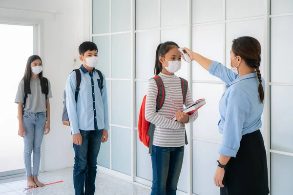 Drei Asiatische Studenten Mit Maske Halten Abstand Von Fuß Anderen — Stockfoto