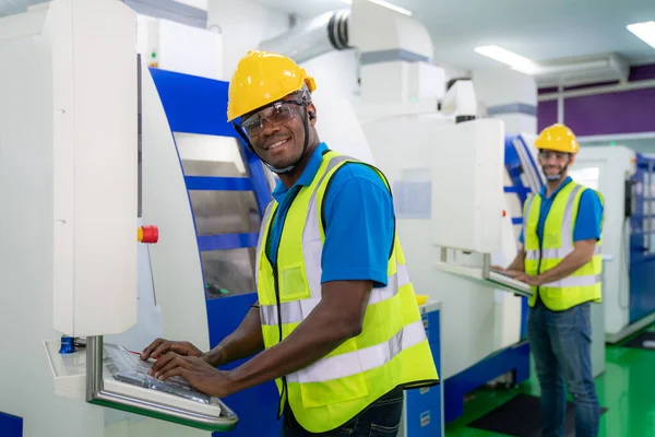 Travailleurs Hommes Portant Casque Sécurité Des Lunettes Protection Dans Ligne — Photo