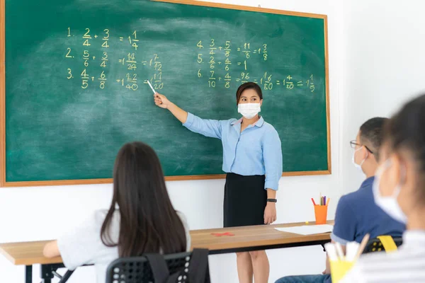 Groupe Élèves Asiatiques Primaire Enseignants Portant Masque Hygiénique Pour Prévenir — Photo