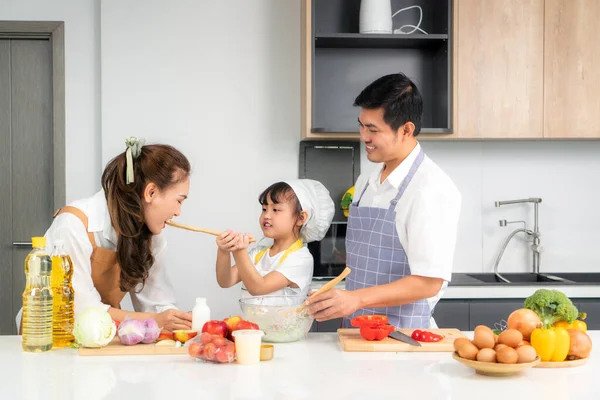 Las Hijas Asiáticas Que Alimentan Ensalada Madre Padre Están Espera — Foto de Stock